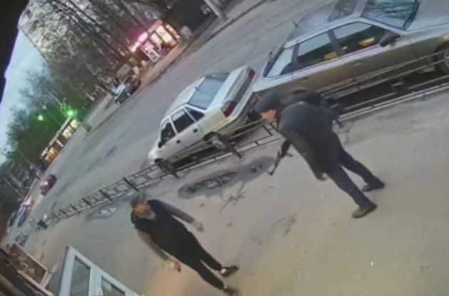 У Києві чоловік обстріляв магазин (відео)