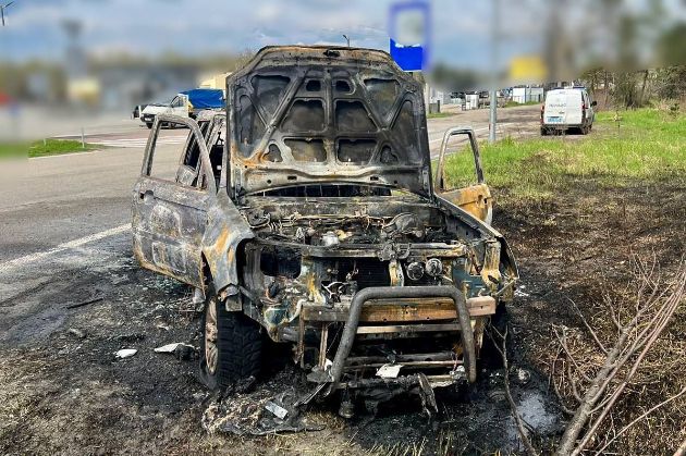 В Киевской области на трассе сгорел внедорожник: фото