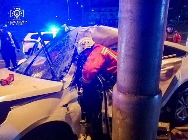 ДТП в Киеве: водителя вырезали из покареженного автомобиля (фото)
