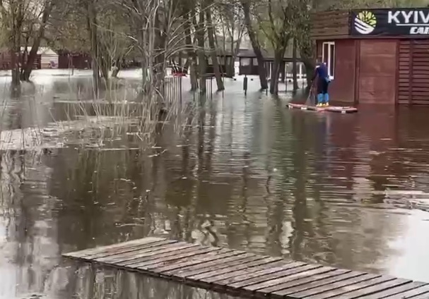 В Киеве затопило популярные места отдыха
