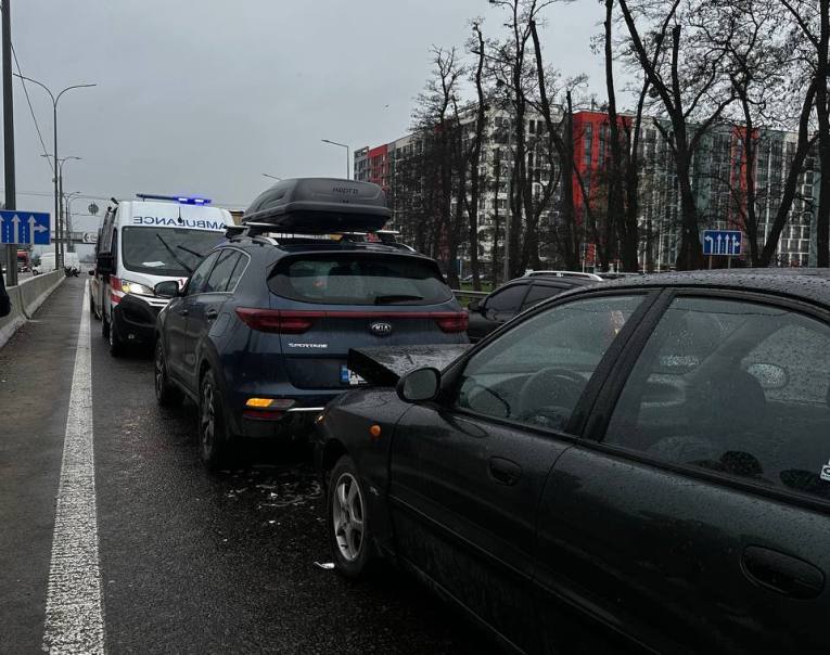 На трасі Київ-Одеса ДТП, водія відвезли в лікарню