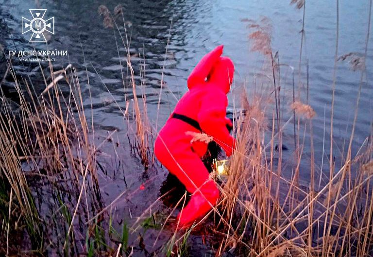 З водойми в передмісті Києва витягли потопельника