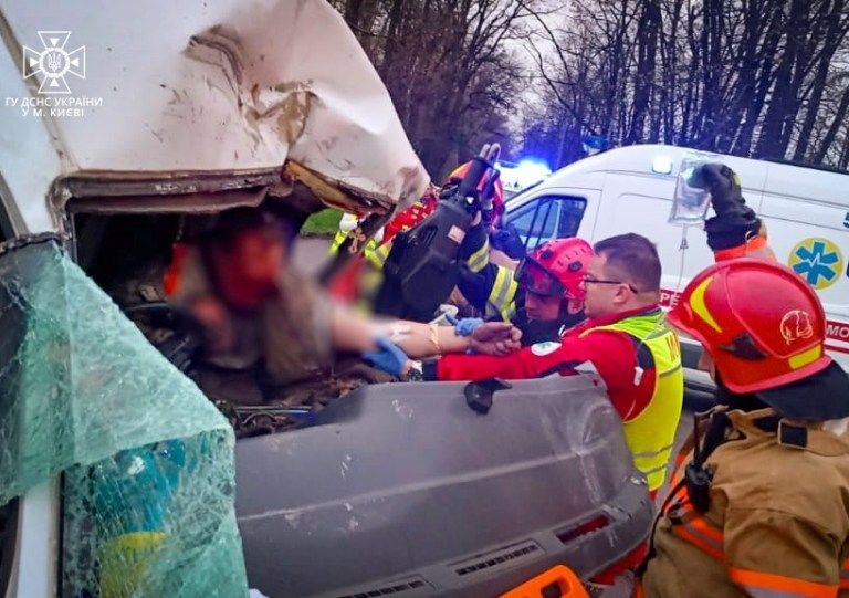 В Киеве в ДТП попал микроавтобус с пассажирами, есть пострадавшие