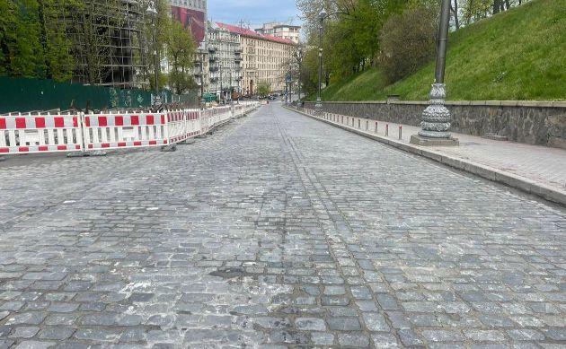 У центрі Києва укріпили бруківку (фото)