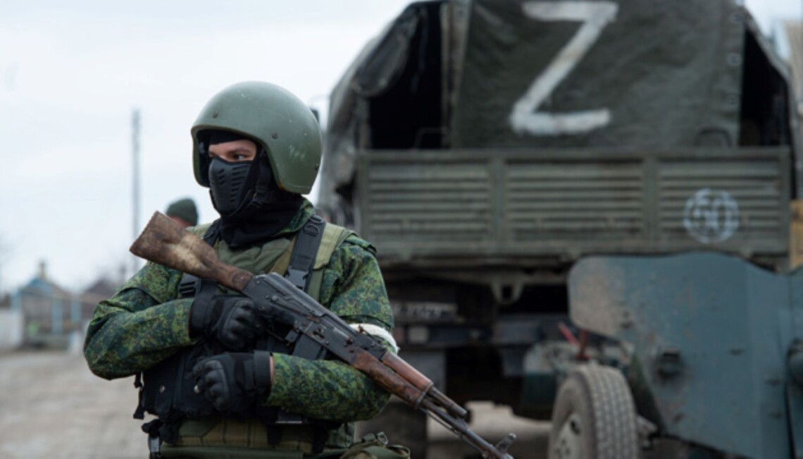 Российскому военному, который издевался над жителями Киевской области, сообщили о подозрении