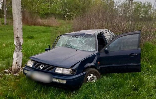 На Київщині - "п'яне" ДТП: машина збила пішохода й протаранила електроопору (фото)