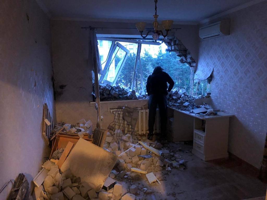 В Киевской области обломки сбитой российской ракеты упали на жилой дом: есть пострадавшие (фото)