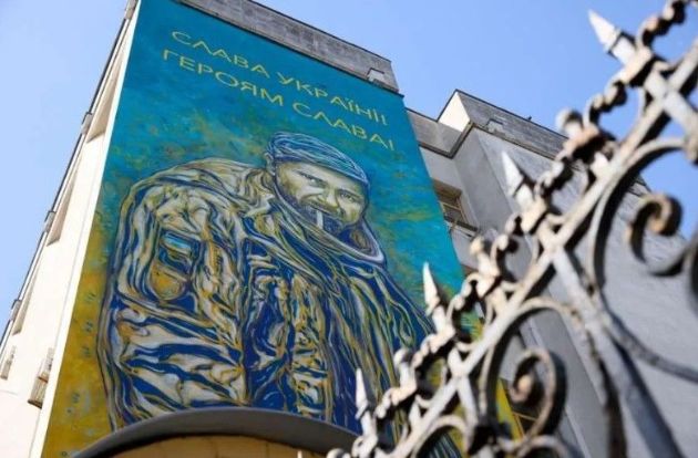 В центре Киева появился мурал в честь расстрелянного россиянами украинского воина