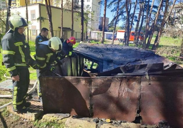 В Киеве горел гараж: во время тушения пожара нашли тело мужчины (фото)