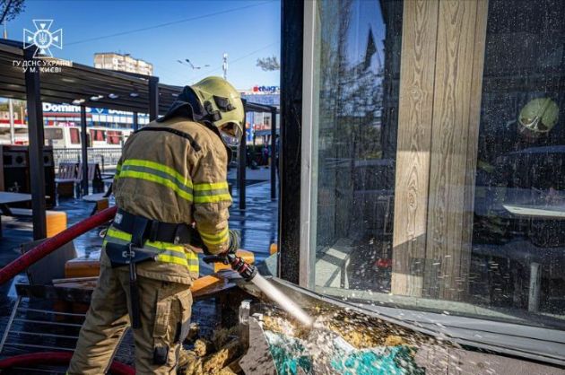 У Києві спалахнув заклад громадського харчування (фото)