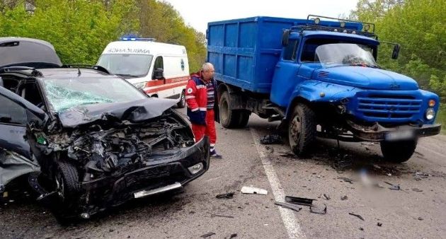 В Киевской области - ДТП: женщину вырезали из покореженной машины (фото)