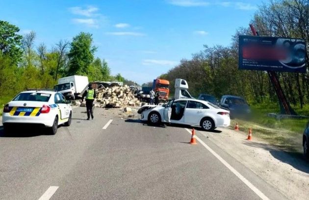 У Київській області - ДТП із вантажівкою: є постраждалий (фото)