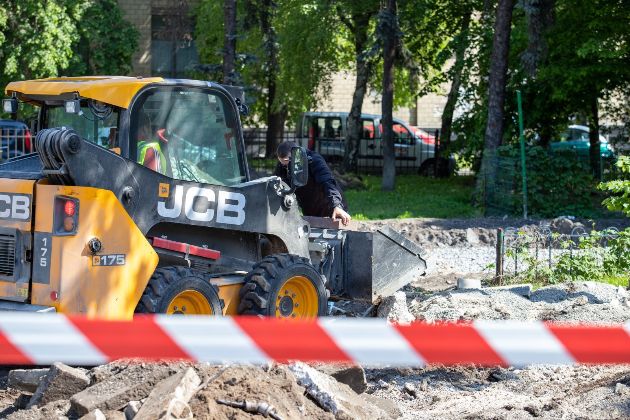 Возле станции метро "Шулявская" убрали МАФы и начали капремонт сквера