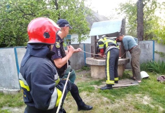 Житель Киевской области едва не утонул в колодце (фото)