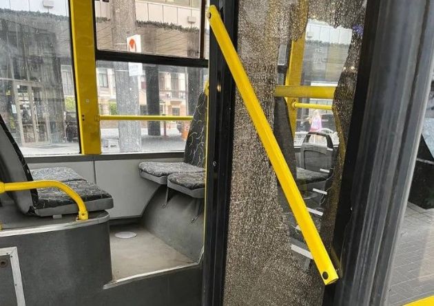 Пьяный парень самокатом разбил окно в киевском троллейбусе