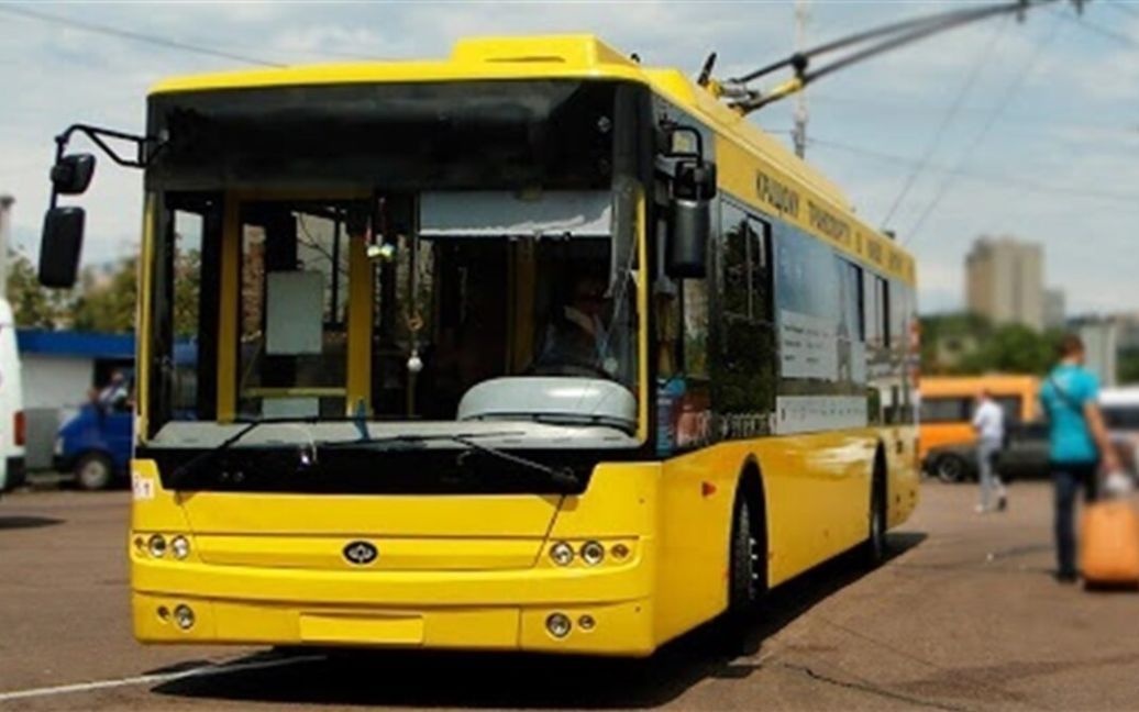 Киевлян предупреждают о задержке троллейбусов из-за ракетной атаки