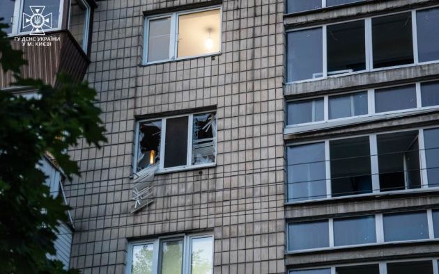 Ракетный удар по Киеву: спасатели показали фото последствий
