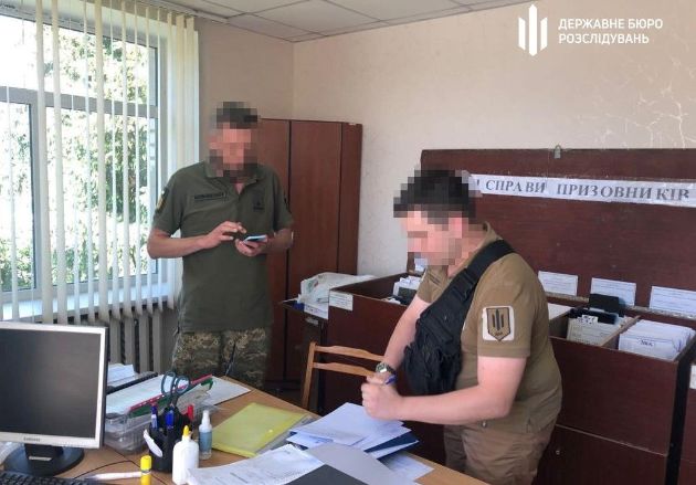 В Киевской области чиновник военкомата организовал отправку уклонистов за границу