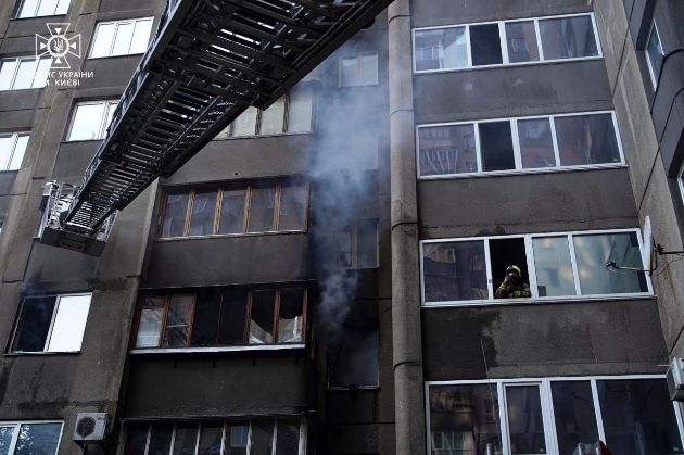 В Киеве спасли мужчину из горящей квартиры (фото)