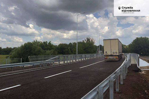 В Киевской области открыли движение по отстроенному мосту через реку Ирпень (фото)