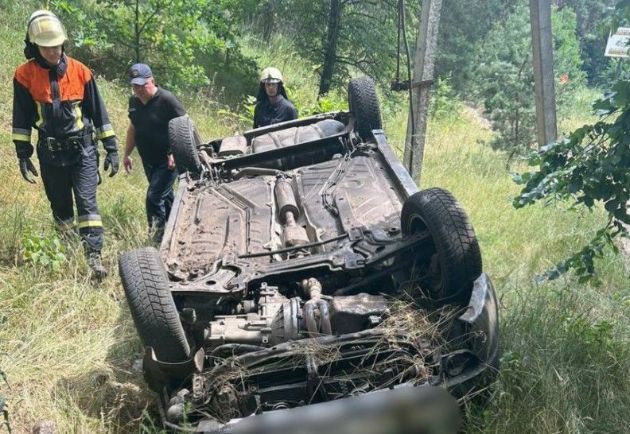 Був напідпитку: водій легковика перекинувся у кювет на Київщині (фото)