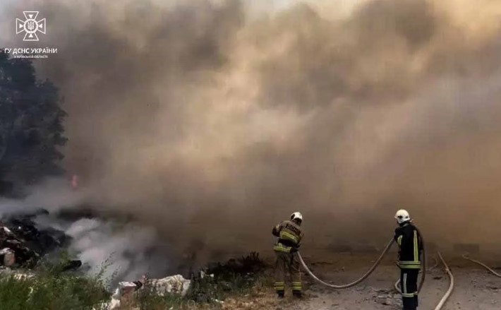 На Київщині горіло сміттєзвалище: пожежу гасили близько восьми годин (фото)