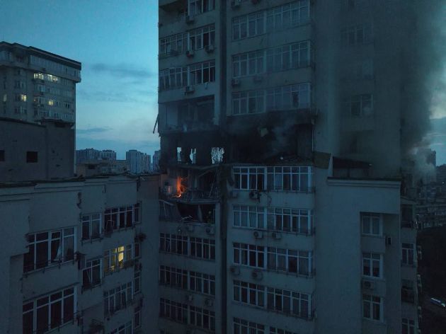 Черговий ракетний удар по Києву: рятувальники показали фото наслідків