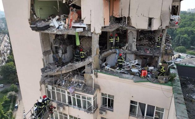 Ракетная атака по Киеву: под завалами дома могут быть люди