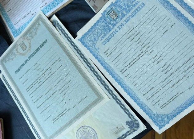 Киевлянин наладил производство и сбыт поддельных документов под заказ