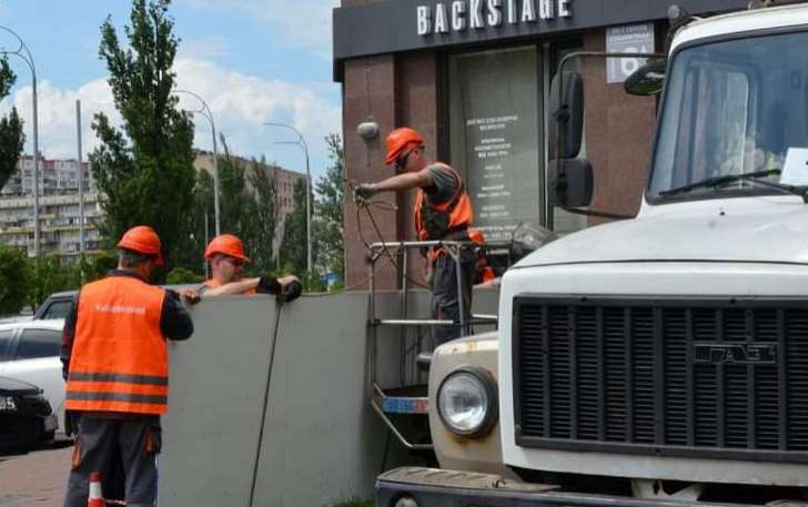 В прошлом месяце в Киеве демонтировали более 2,4 тысяч конструкций незаконной рекламы