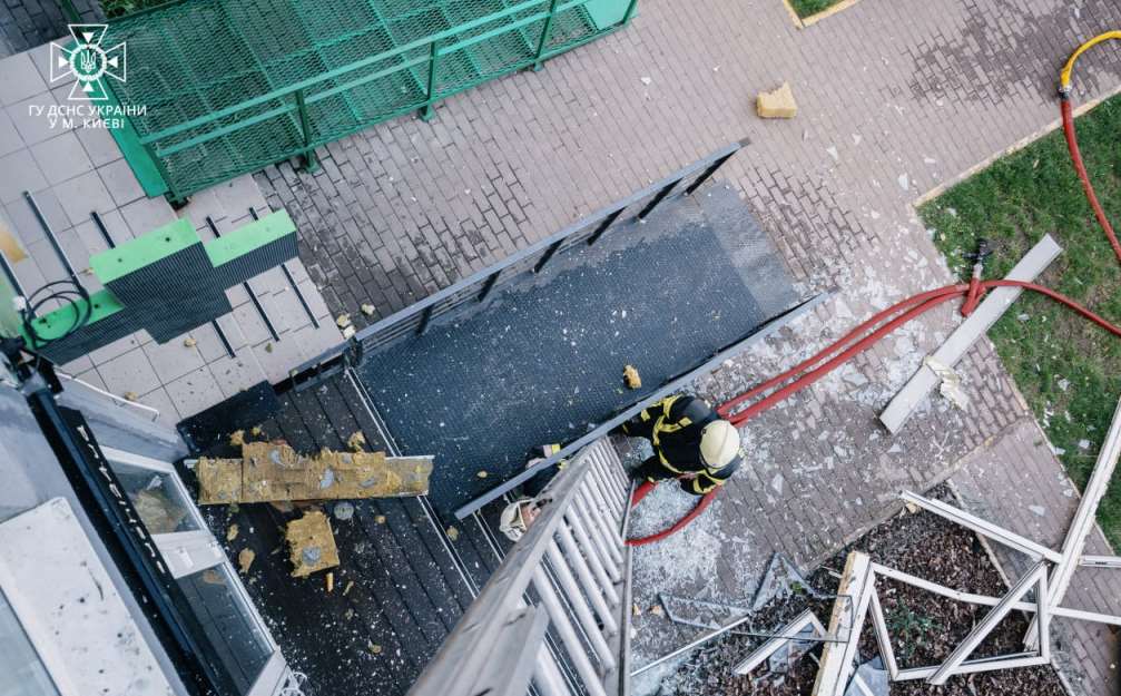 На столичных Позняках на балконе многоэтажки взорвался газовый баллон