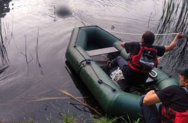 В Барышевской общине из озера достали тело мужчины
