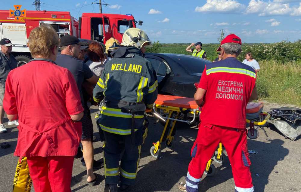 На Фастівщині рятувальники деблокували водія з понівеченого внаслідок ДТП авто