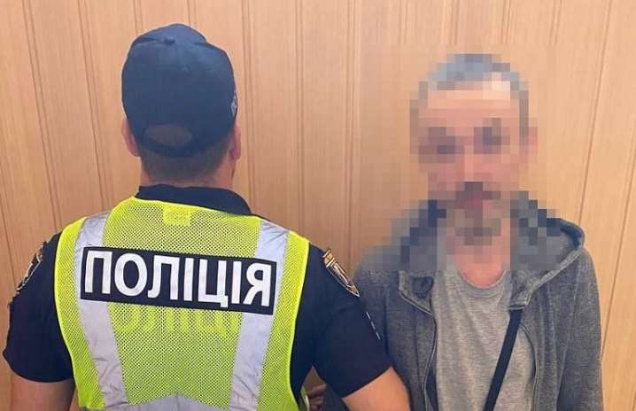 В Киеве правоохранители задержали грабителя, который вырвал из рук женщины телефон