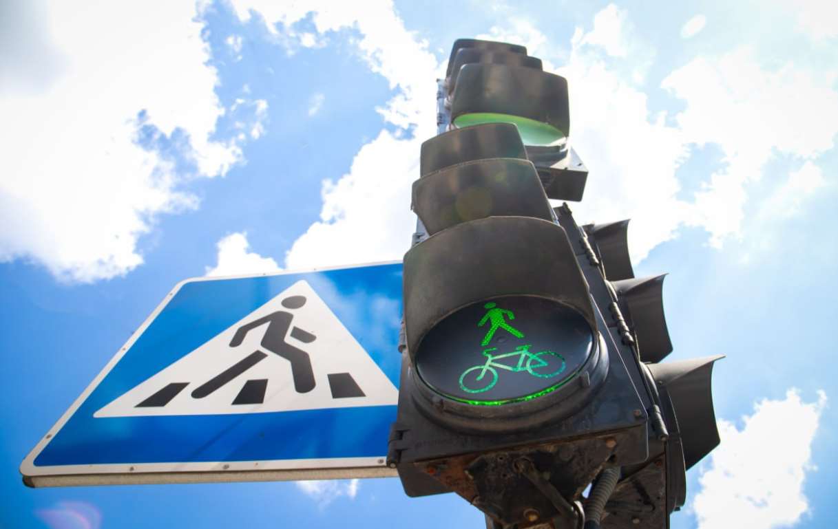В Киеве на 8 перекрестках внедрили смежное светофорное регулирование пешеходов и велосипедистов