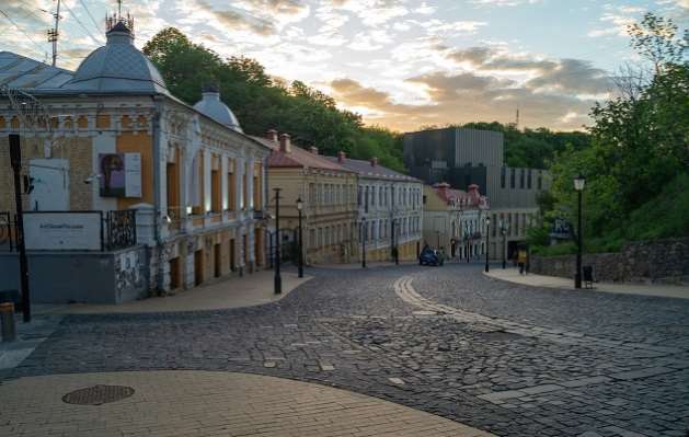 Заступника директора КП “Інженерний центр” підозрюють у розтраті 1, 4 млн гривень при укладанні бруківки на Подолі