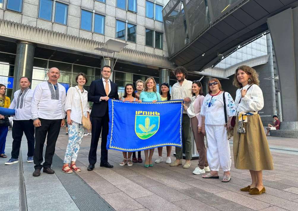 Флаг города Ирпень развернули возле Европарламента в Брюсселе