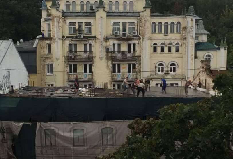 В Киеве на Андреевском спуске разбирают дом XIX века