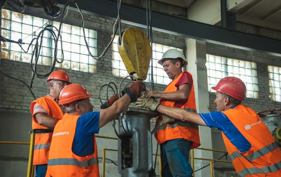 "Киевтеплоэнерго" ремонтирует оборудование насосной станции, которая обслуживает Оболонь и Минский массив