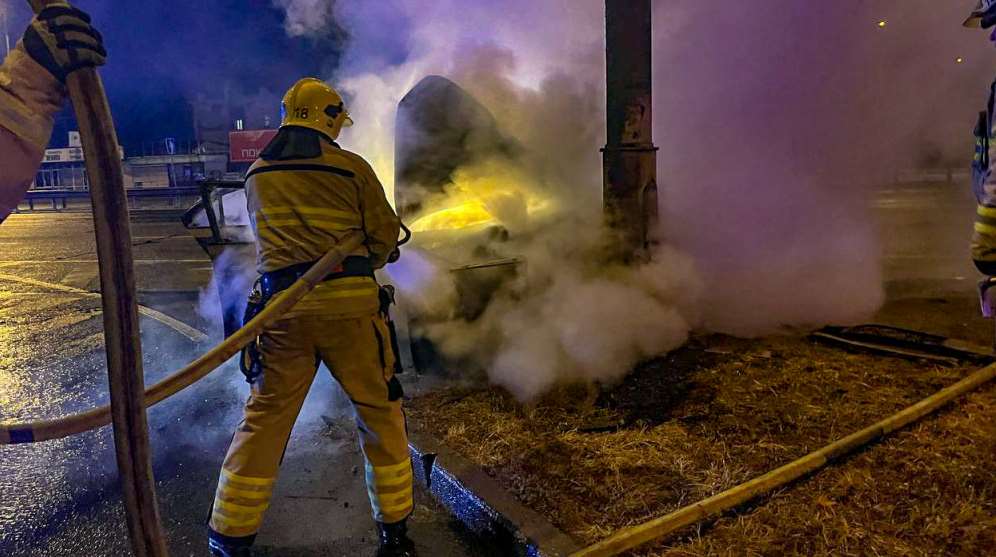 У Святошинському районі столиці вночі автомобіль врізався в електроопору і загорівся