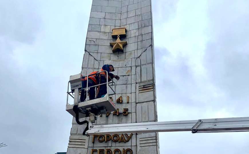 Завершается демонтаж элементов с советского обелиска "Город-герой Киев" на Галицкой площади