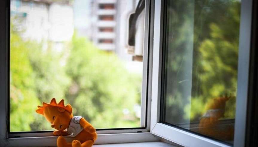 В Шевченковском районе Киева ребенок выпал из окна четвертого этажа больницы