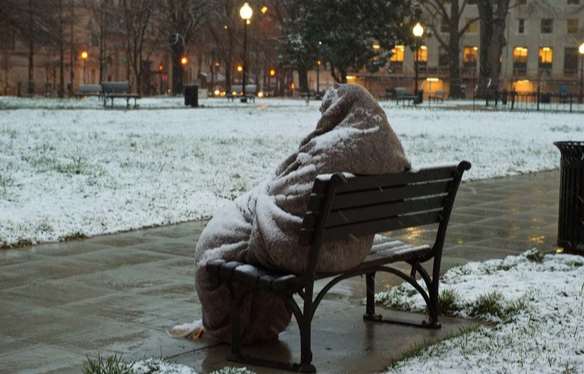 КГГА распорядилась организовать помощь бездомным лицам в зимний период