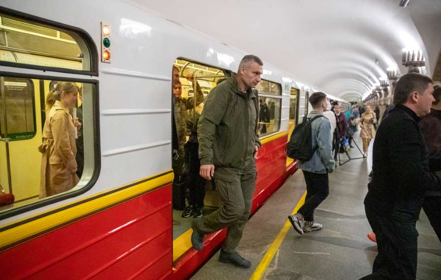 Виталий Кличко проехался в поезде из вагонов метро, которые Киев получил от Варшавы