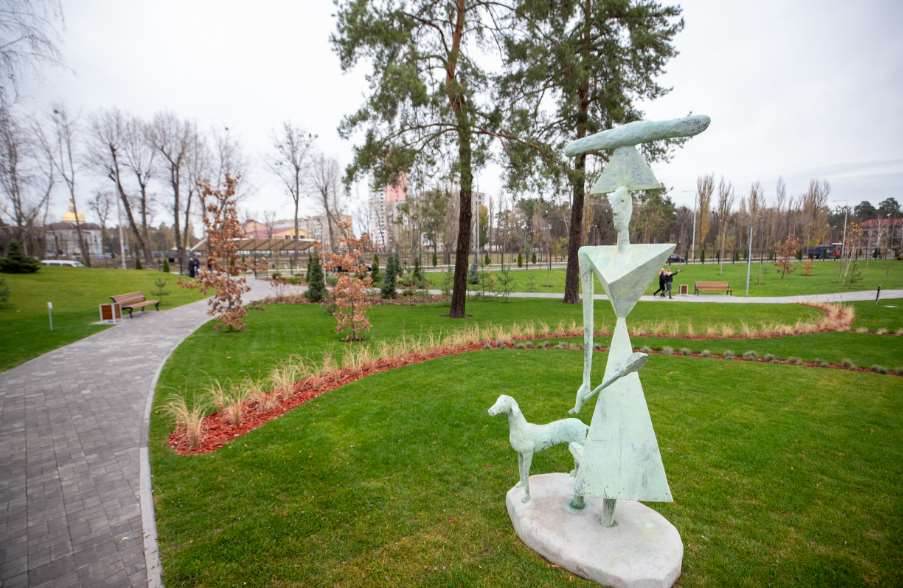 В Киеве открыли сквер с арт-объектами