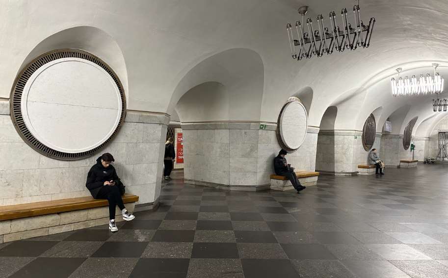 На станции метро "Вокзальная" начали работы по маскировке элементов архитектурного убранства с коммунистической символикой