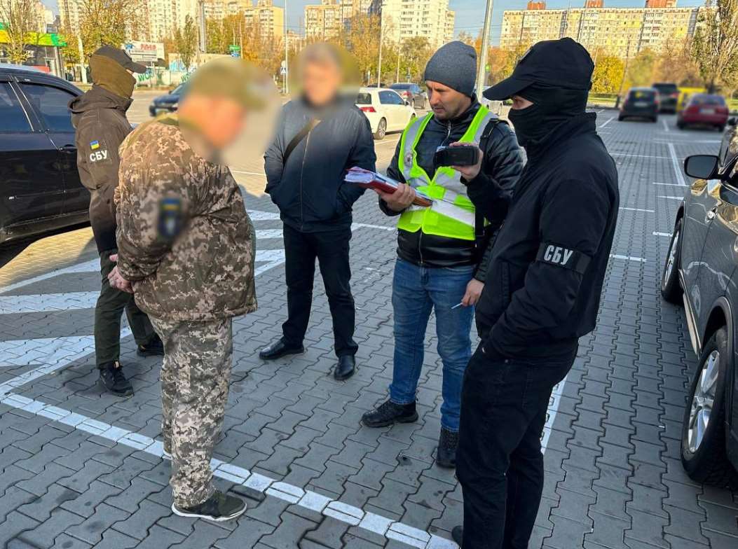 За 5 500 долларов США помогал уклонистам выехать из Украины: киевские правоохранители задержали подозреваемого