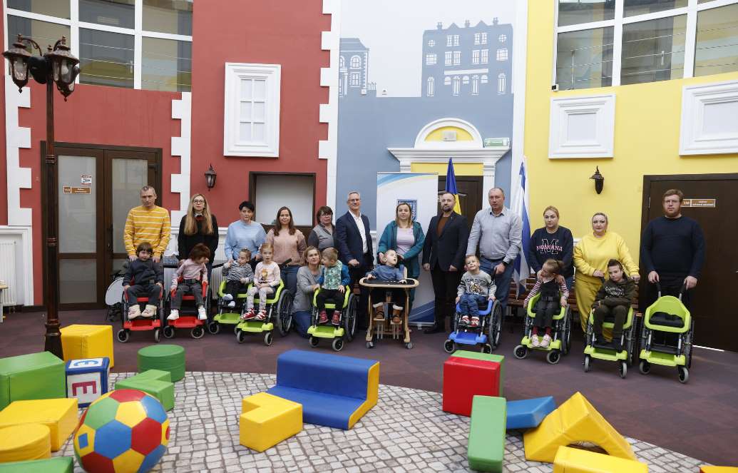 Посольство Государства Израиль в Украине передало Киеву 30 активных кресел колесных для детей с инвалидностью