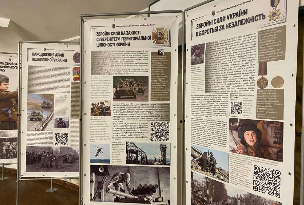 На станции метро "Театральная" открылась выставка, посвященная Вооруженным Силам Украины