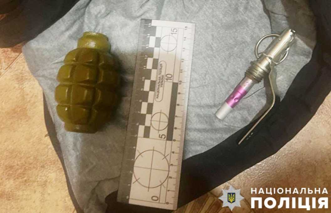 Угрожал соседу взорвать гранату под дверью: киевские полицейские разоружили и задержали злоумышленника